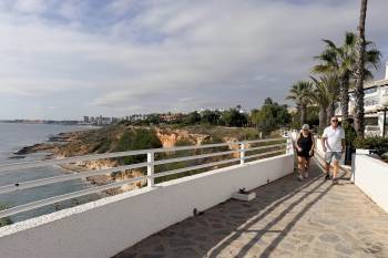 Convega incorpora el tramo de Cabo Roig al Sendero del Mediterráneo tras la apertura del paseo marítimo