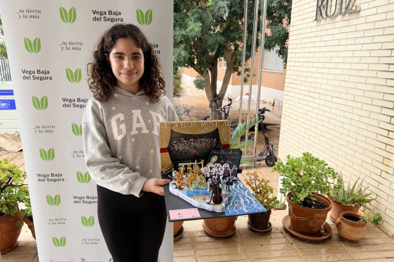 Una alumna de Bigastro gana el VI Concurso Escolar ‘Descubre tu Comarca’ con una obra en 3D dedicada a las sociedades musicales de la Vega Baja